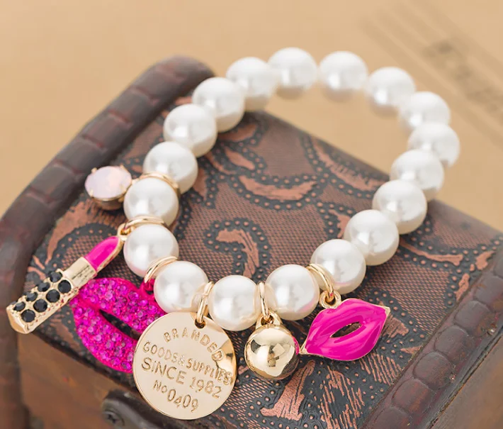 fashion lips lipstick cosmetic charm bracelets custom brand logo charm pearl bead bracelet.png