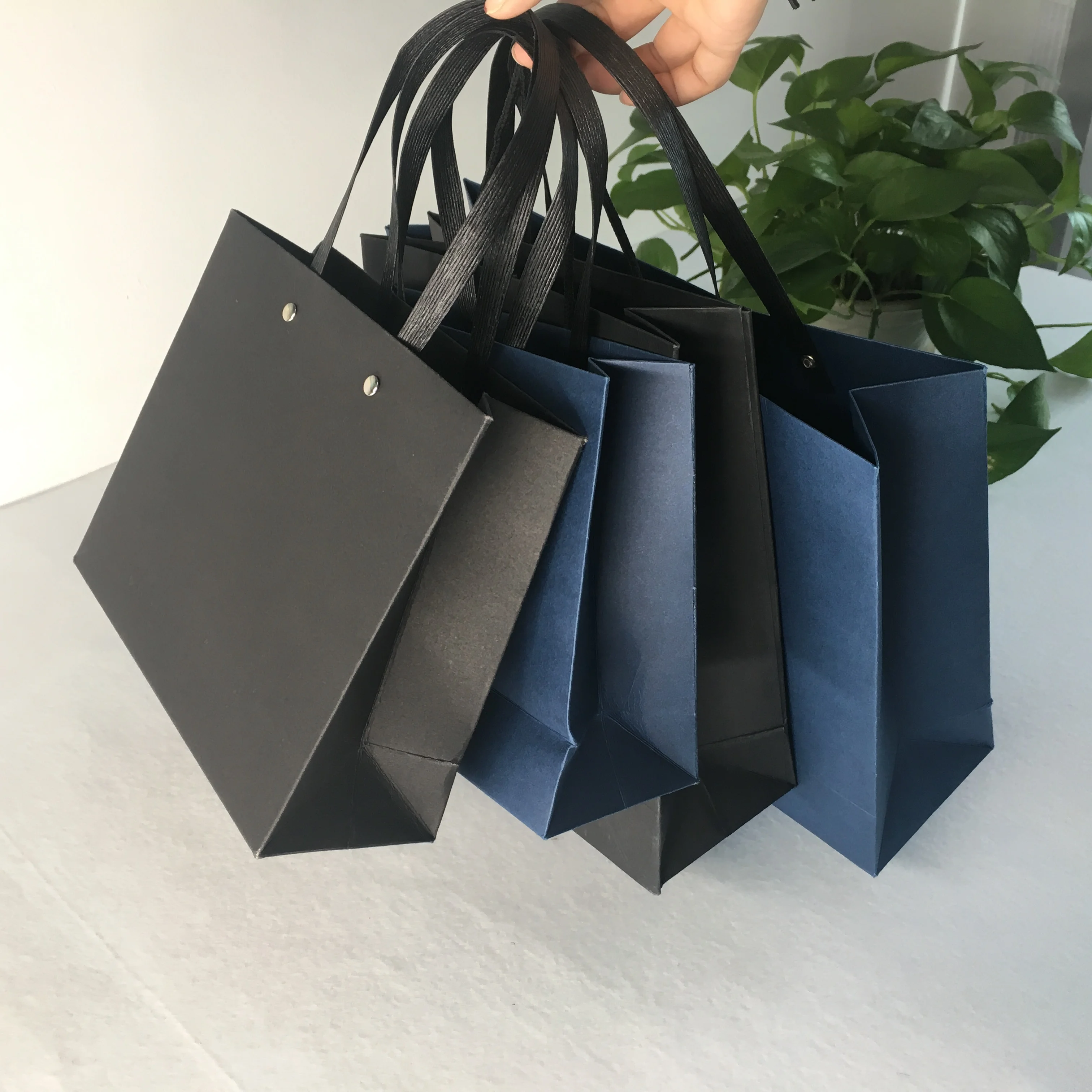 

China 2019 hot sale custom luxury paper shopping bag with logo printing