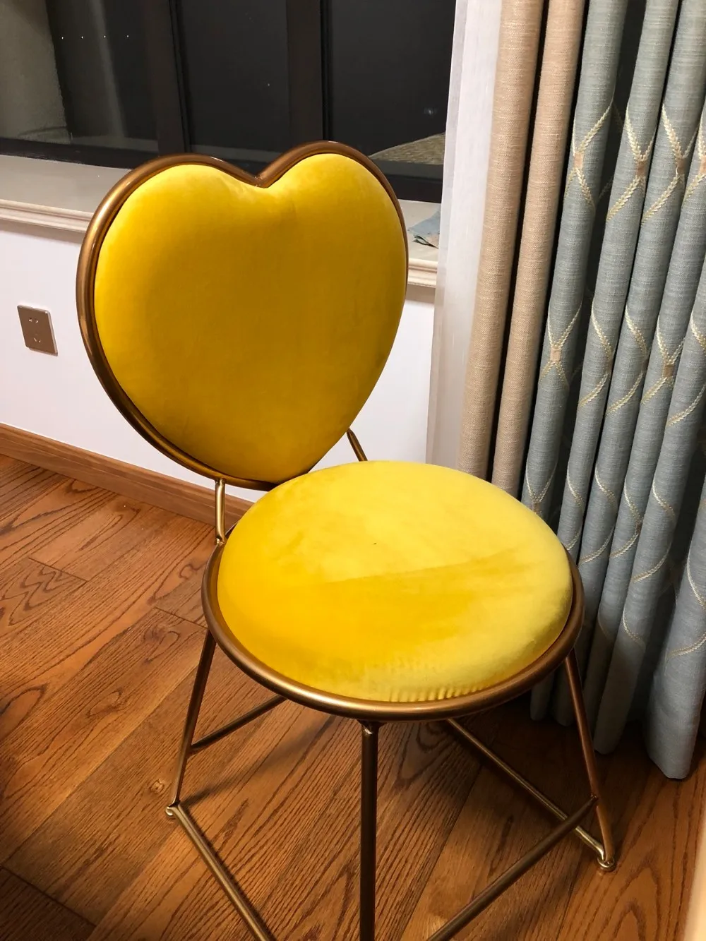 ins 北欧舒适现代天鹅绒室内装饰透气喷涂金客厅休闲椅餐椅美容沙龙