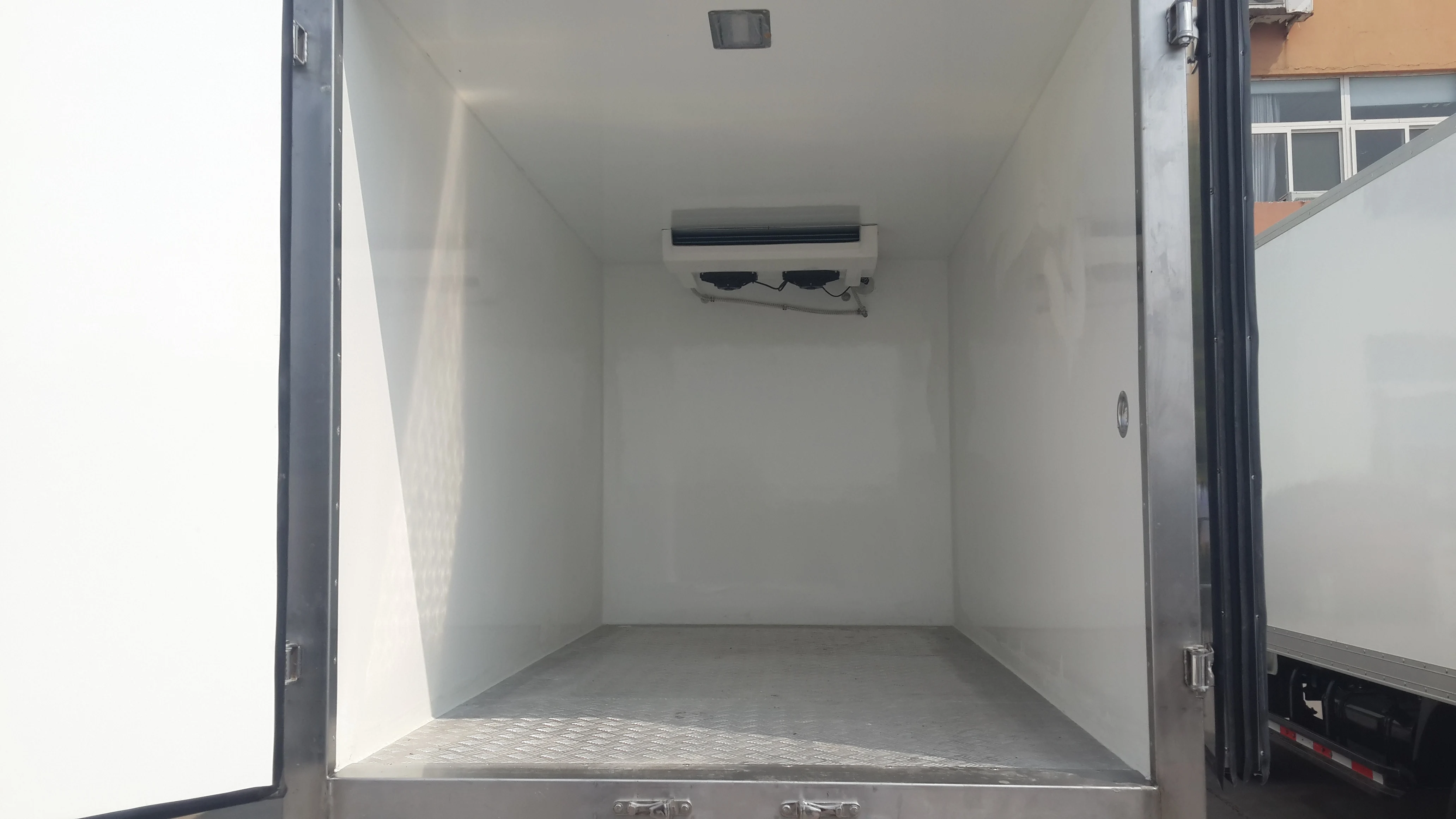 
Diesel Refrigerated truck with refrigeration unit 