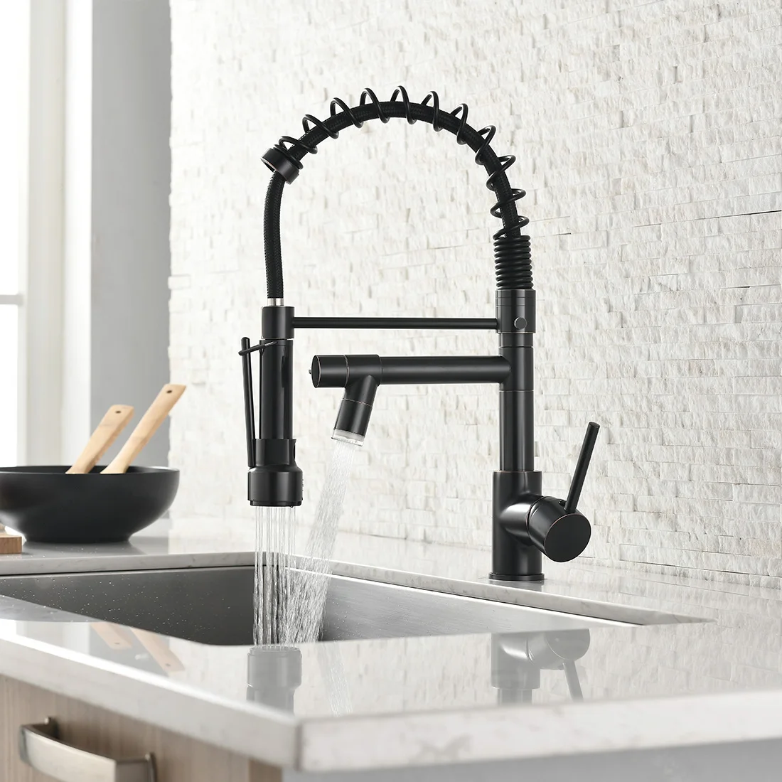 Single-Handle Pull-Down Sprayer Kitchen Faucet in Matte Black
