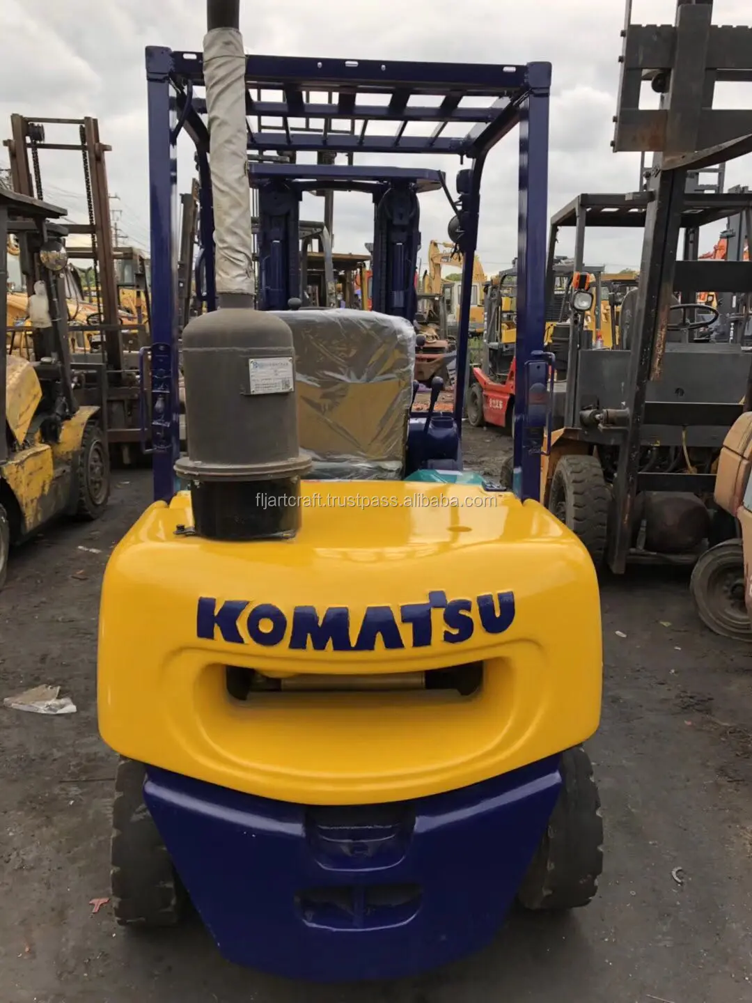 Used Japan Komatsu Fd30 3 Ton Diesel Manual Forklift With Three Mast