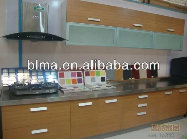 Decorativos de madera colgando de la pared de la cocina del ...