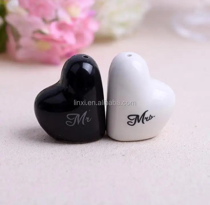 

Heart shaped Mr.&Mrs." salt and pepper shaker wedding gifts for guests free shipping 200pcs=100sets/lot, Black and white