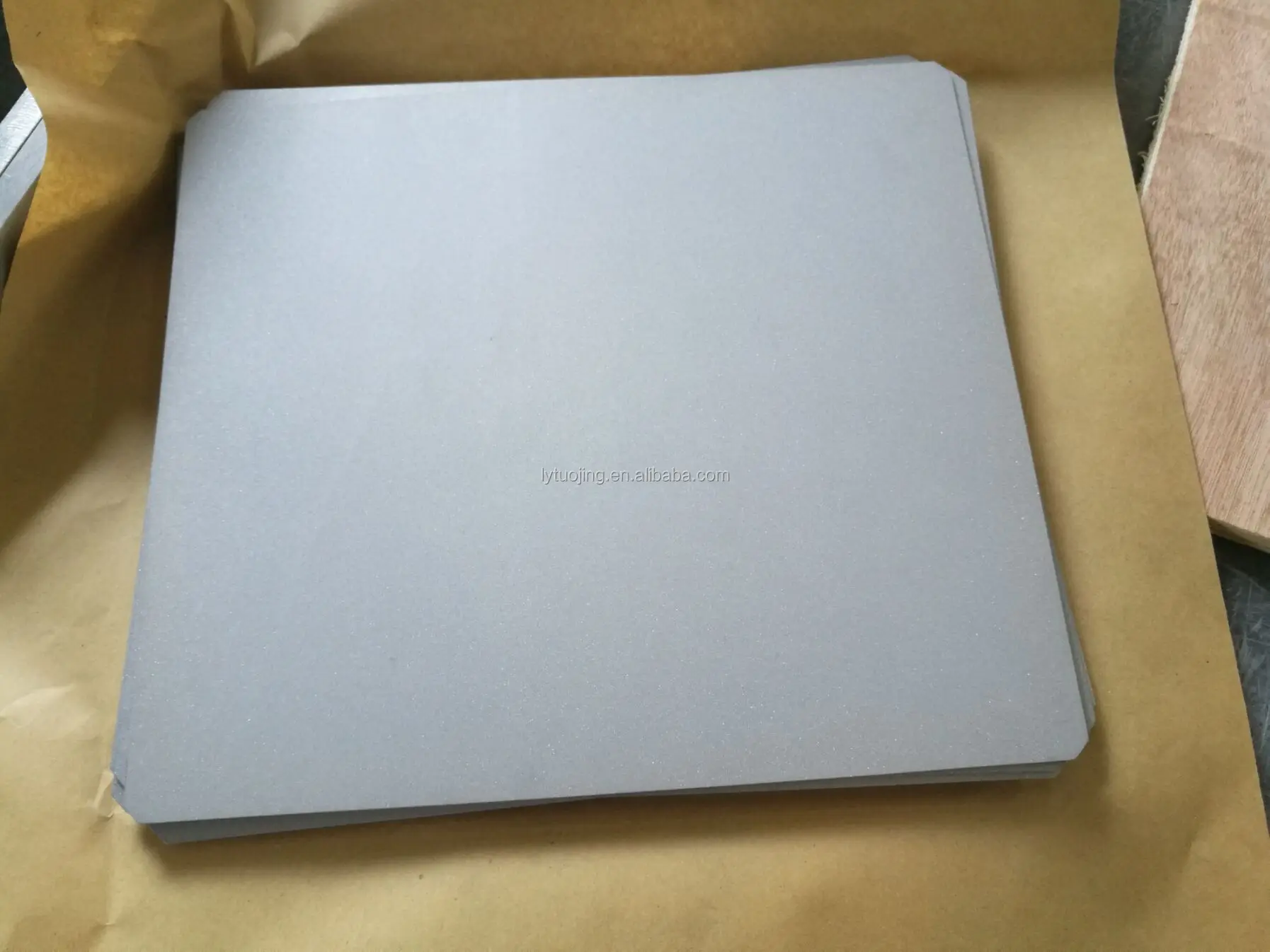 sandblasting surface molybdenum plate.jpg