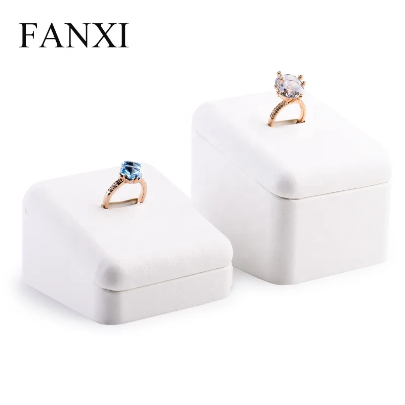 FANXI Custom Elegant Wedding Finger Rings Holder Stand Set Tilt Shop Jewelry Props with Slot White Black PU Leather Ring Display