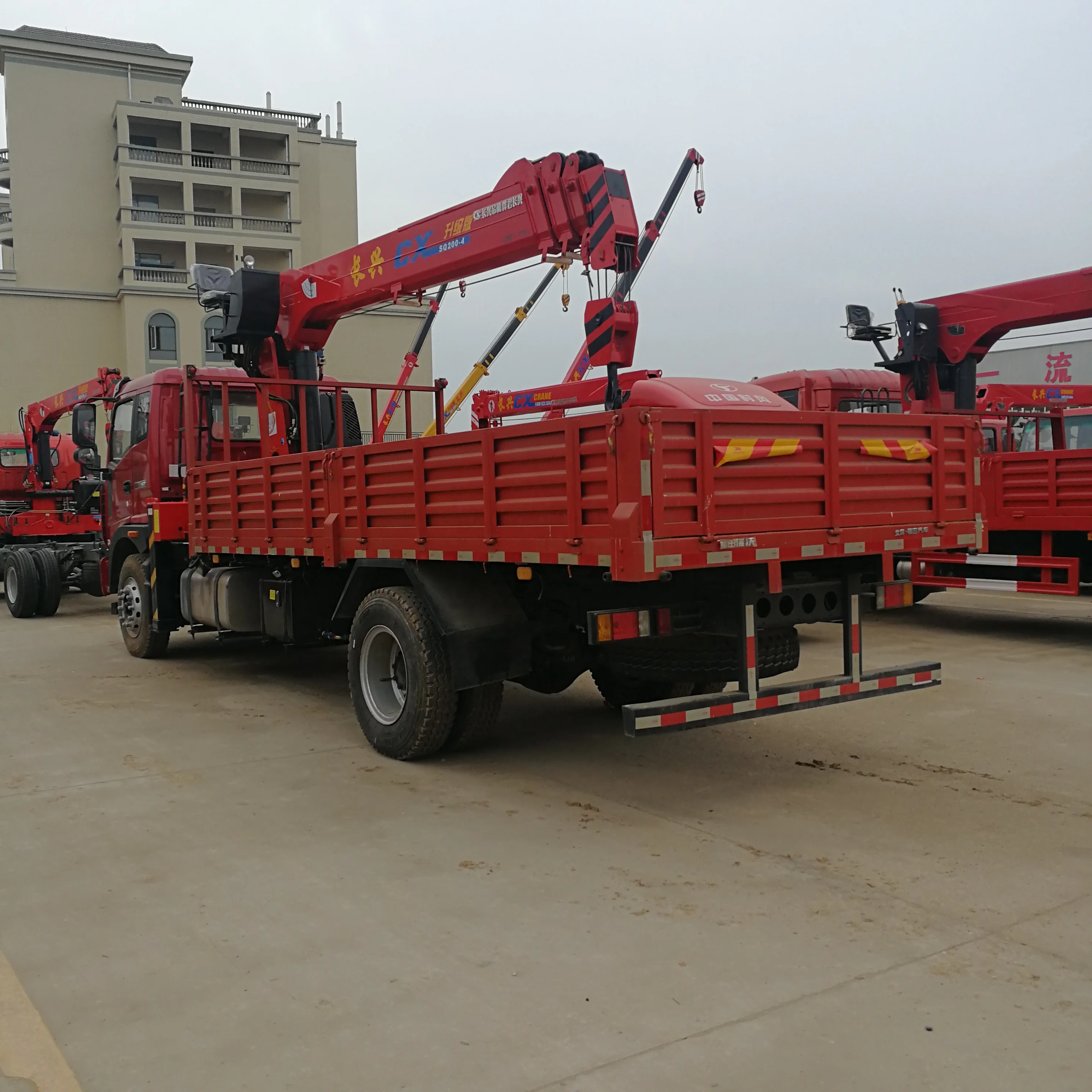
Telescopic boom truck-mounted crane with 8 tons lifting capacity 