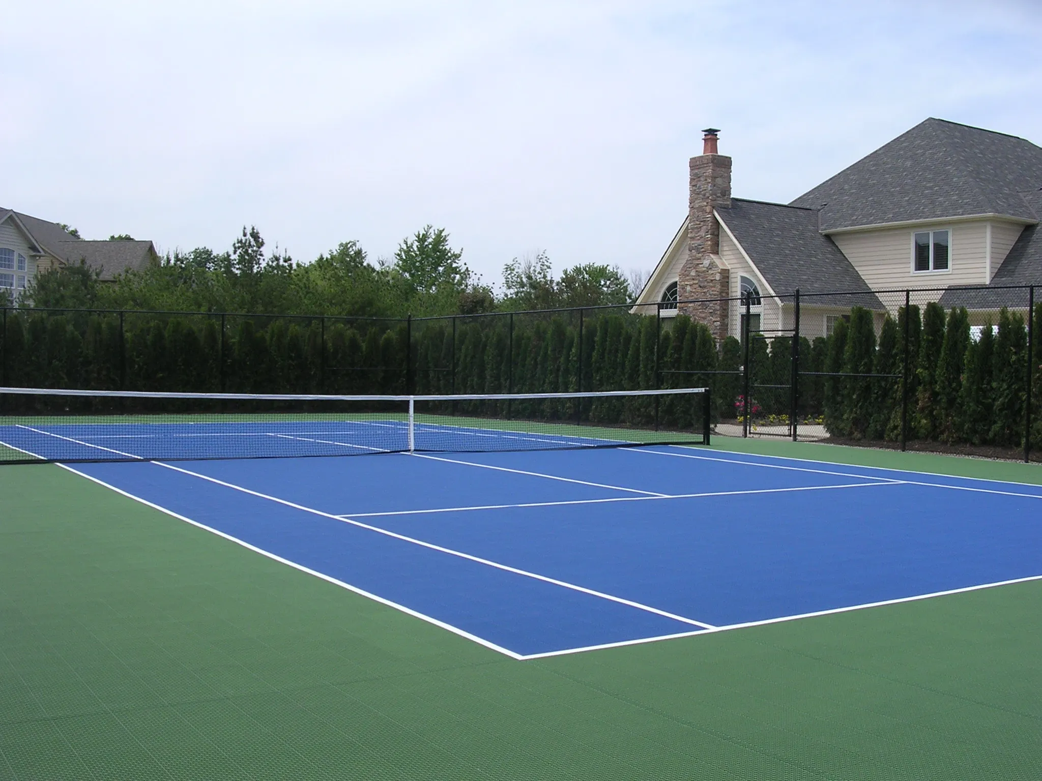 Какое поле теннисный. Теннисный корт. Открытый теннисный корт. Теннисный корт уличный. Большой теннис корт.