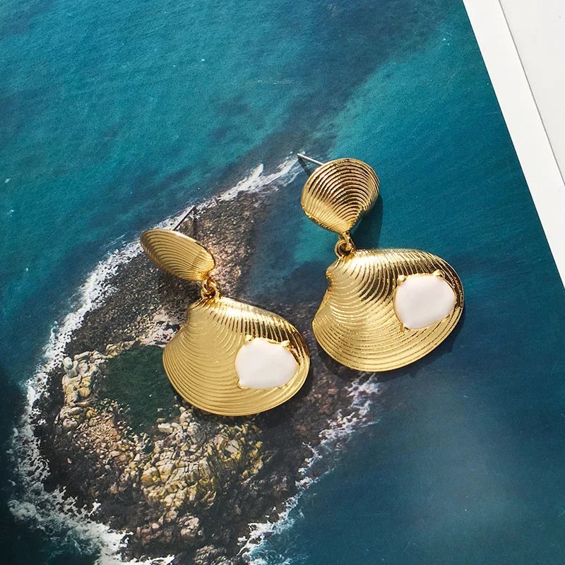 

ins chic dainty exaggerate big gold seashell metal alloy earrings female European fan shell seashell beach mussel earrings, Picture