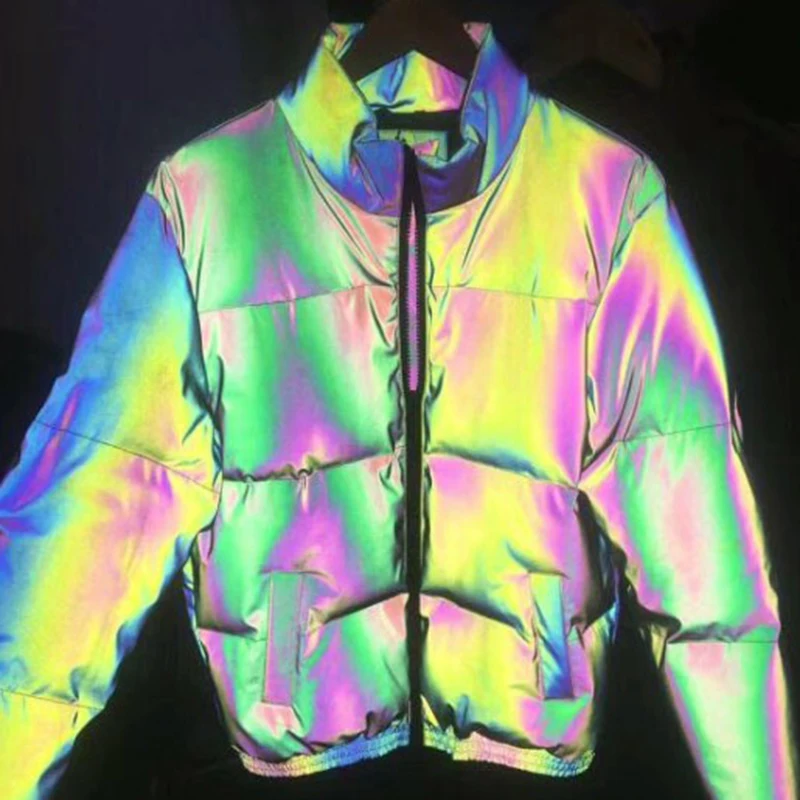 Неоновая куртка. Куртка Rainbow Reflective. Светоотражающая одежда. Куртка которая светится в темноте. Светоотражающие куртки материал.
