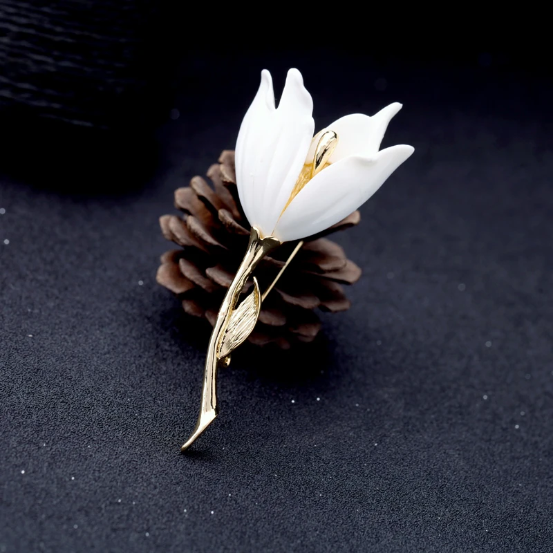 

2019 Hot Sale Vintage Scarf Teacher Women Customised Elegant Ladies White Flower Brooch for Suit