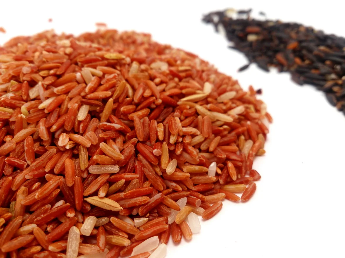 Экстракт красного риса. Рис красный нешлифованный. Бутанский красный рис. Красный рис готовый. Рис с красными прожилками.