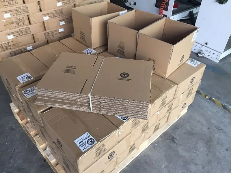 внешняя упаковка. насыпная упаковка. коробка с упаковочной пленкой. наружная упаковка. упаковка хрупких грузов.