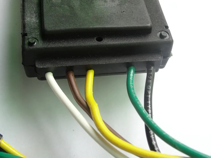 48925 Tail Light Converter With 4 Wire Flat Extension With 4 Way