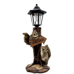 Wholesale outdoor garden decor garden decoration resin squirrel figurine welcome sign with solar light