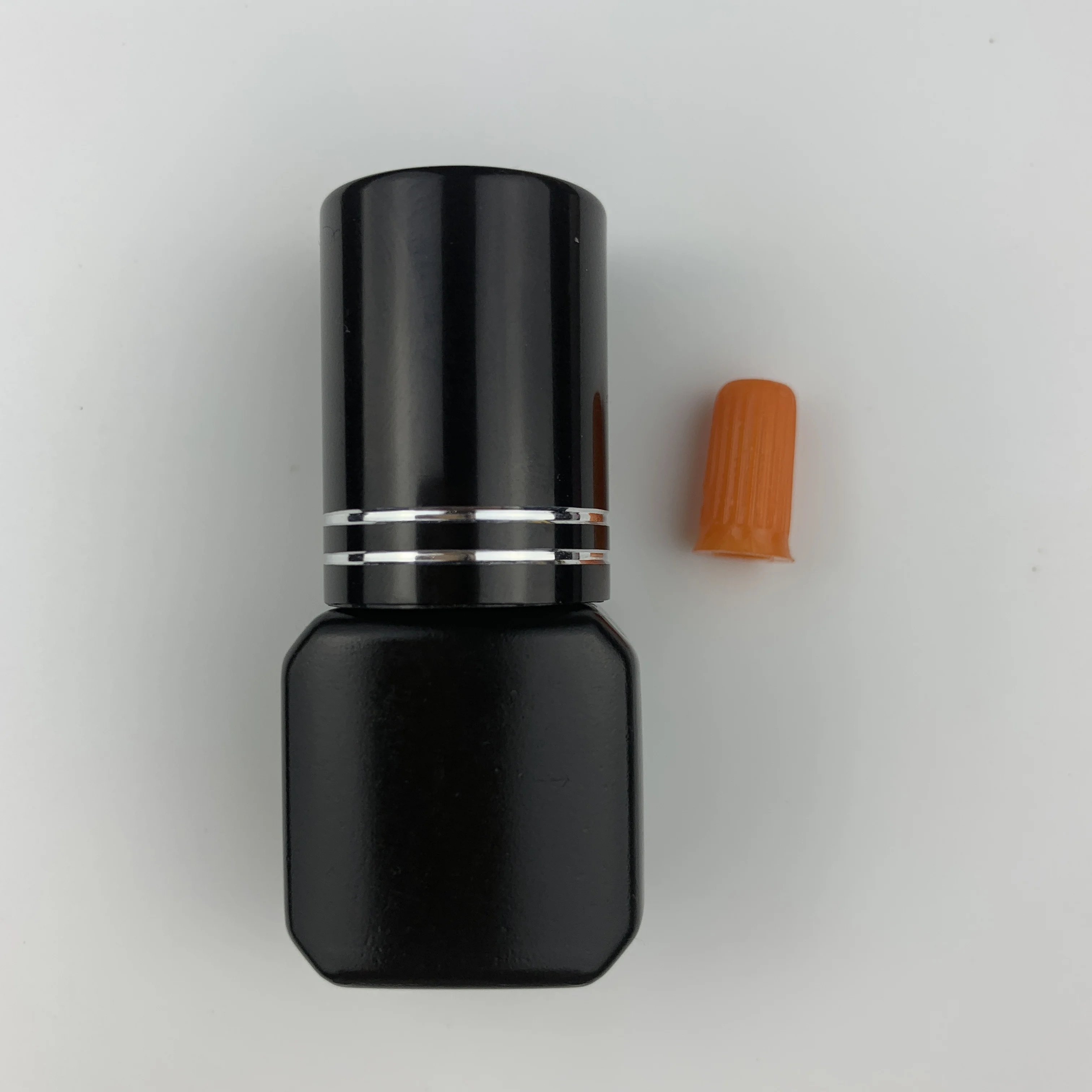 

Super Bonding Strong Korea Privare Label Hypoallergenic Black Fast Drying 1-2 second Eyelash Glue Custom for Eyelash Extensions