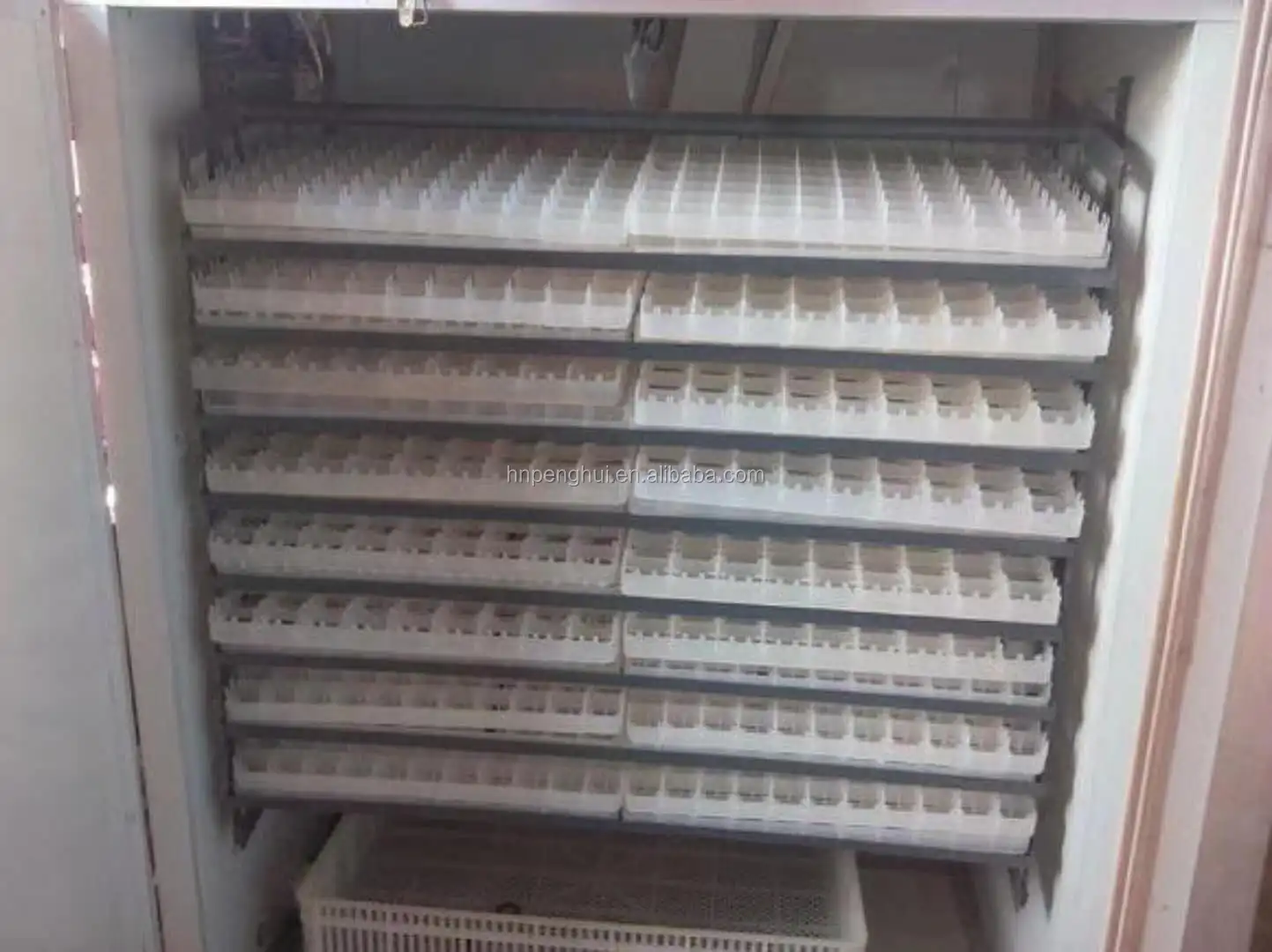 Инкубатор автоматический 200 яиц