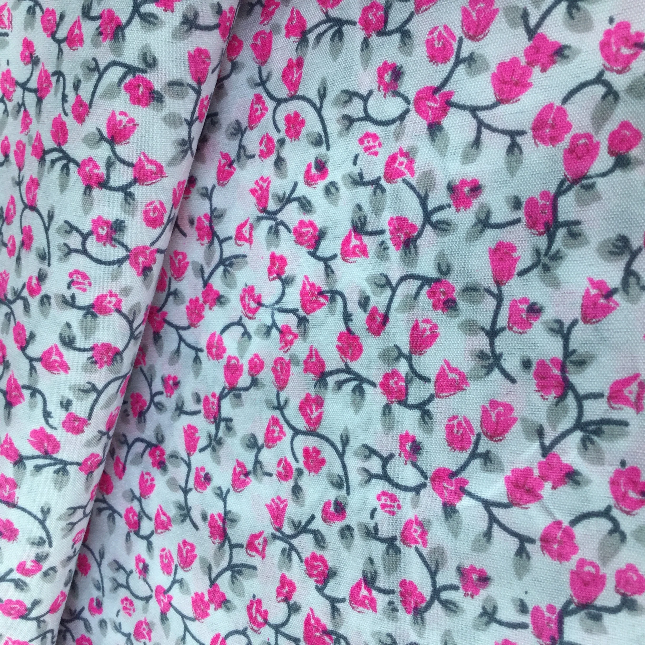 
the small white flowers 1 to 2 cm can be used as a lining 100% polyester 