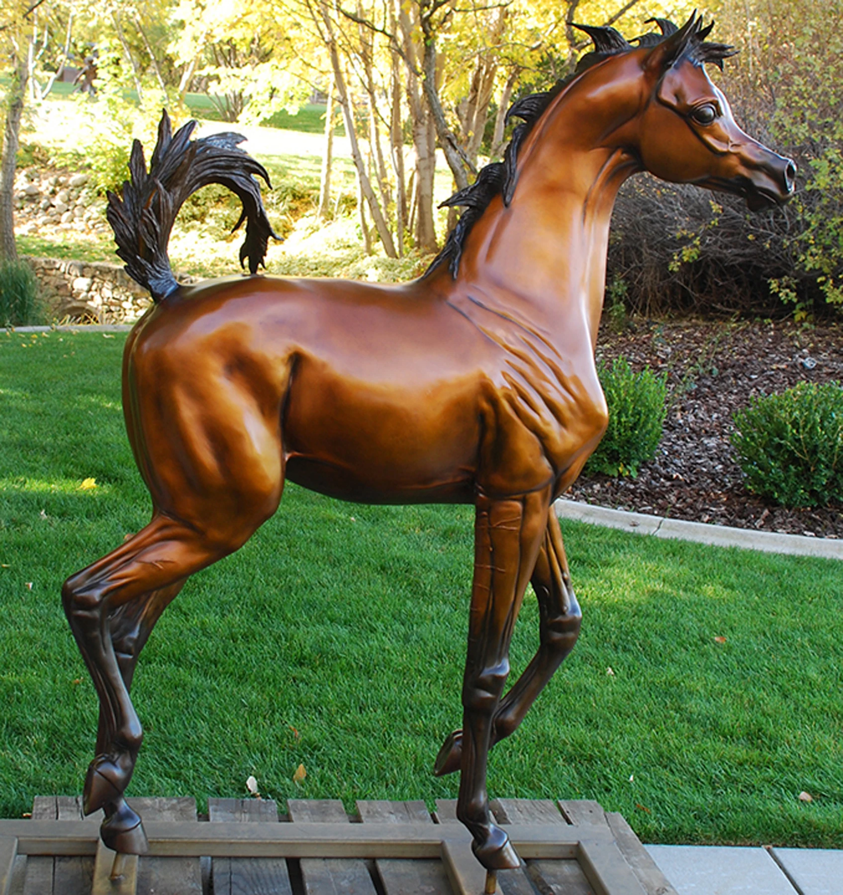 Лошадка для сада. Скульптура лошади. Статуя коня. Большая фигурка лошади для сада. Фигура лошади для сада.
