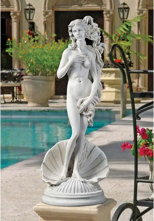 Красивая и утонченная фигура девушки для фонтана