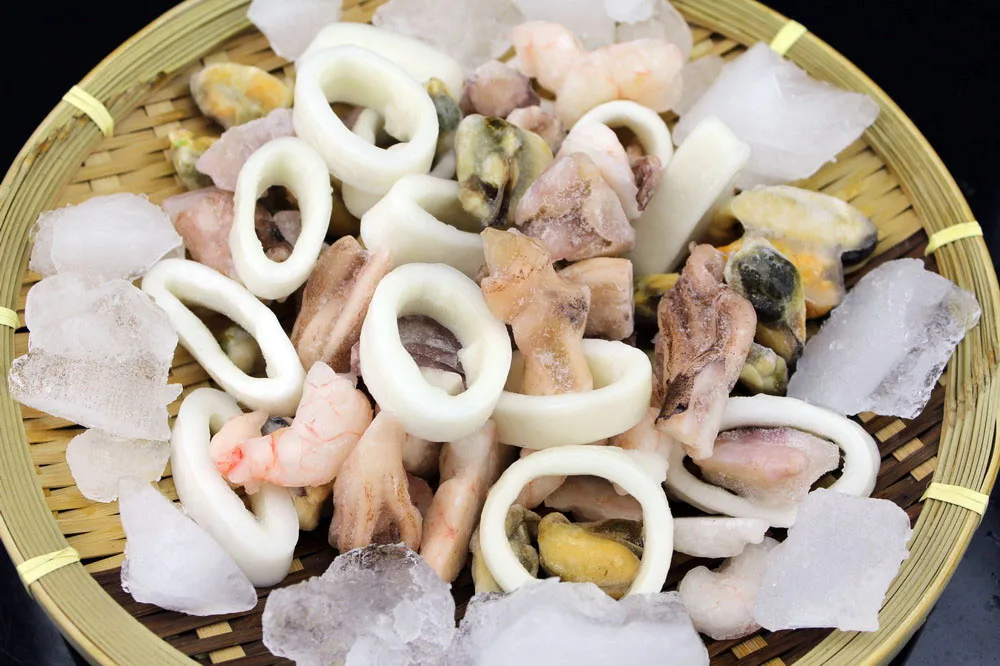 рыба на праздничный стол. полуфабрикаты из морепродуктов. полуфабрикаты из рыбы и нерыбного водного сырья. морской коктейль (микс 7 морей). полуфабрикаты из рыбы.