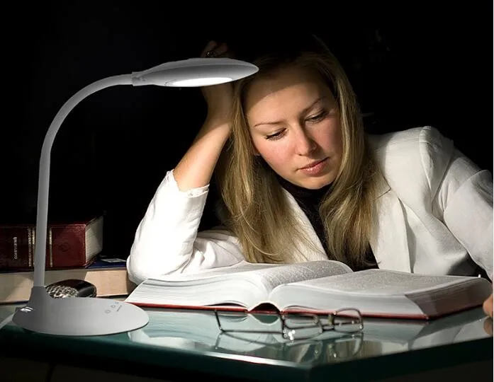 工厂便宜的价格夜灯站立表灵活的书写台灯在灯旁边