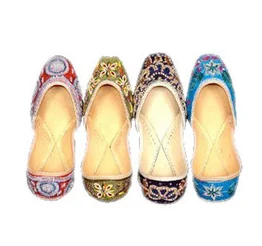 
Kolhapuri Chappals 