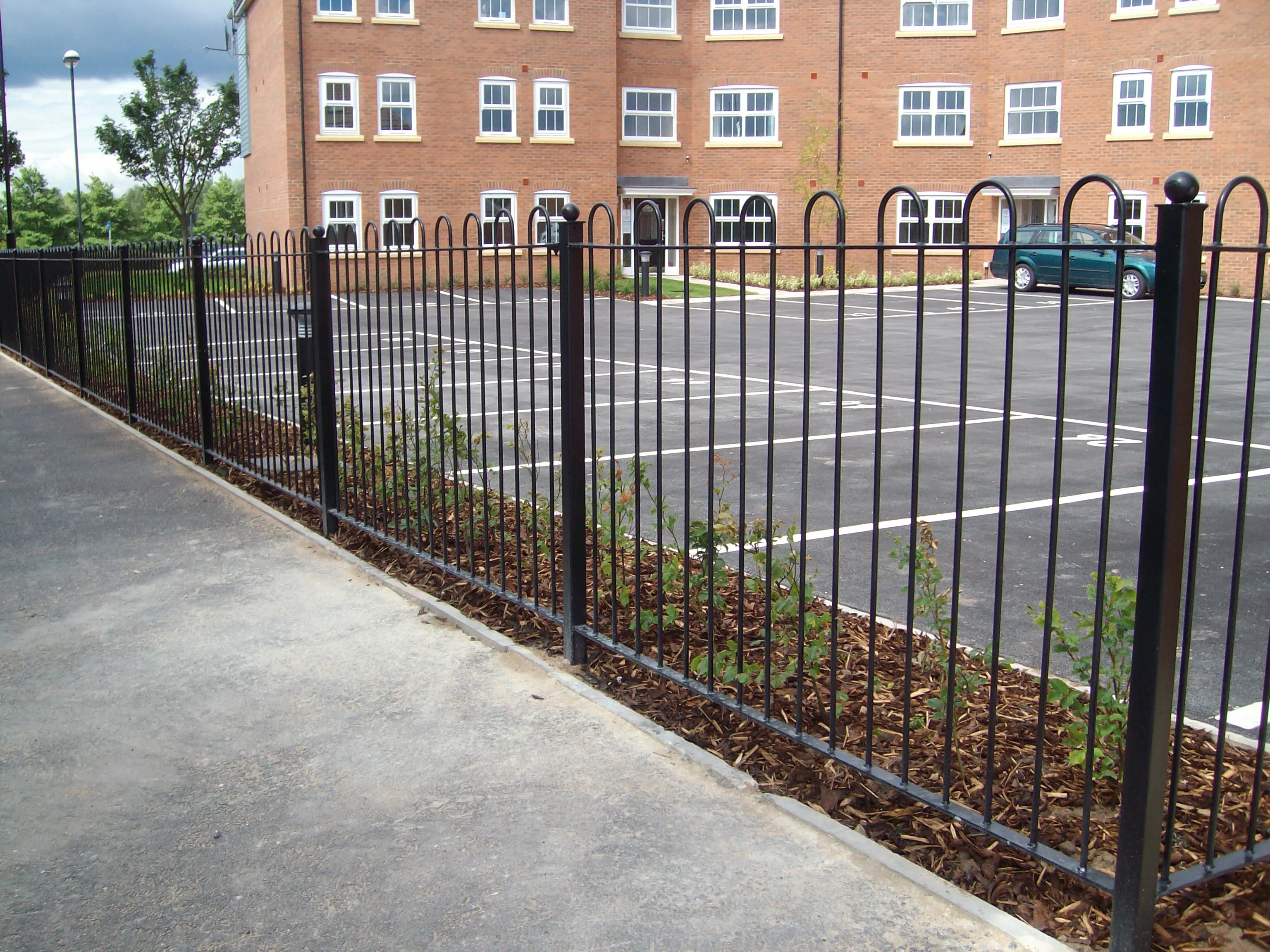 Home garden black coated hoop topped metal border fence with bracket