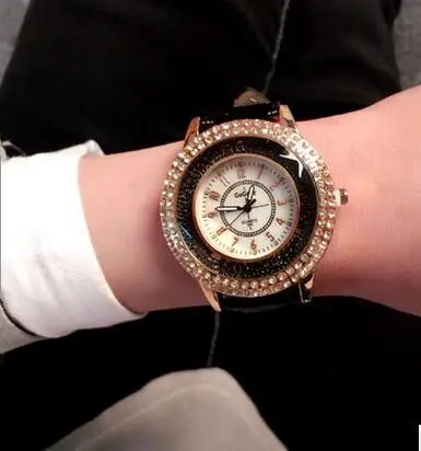 

2017 Wholesale Retro Women's Watch Alloy crystal Lady Wrist Watch European American Classical Fashion Watches
