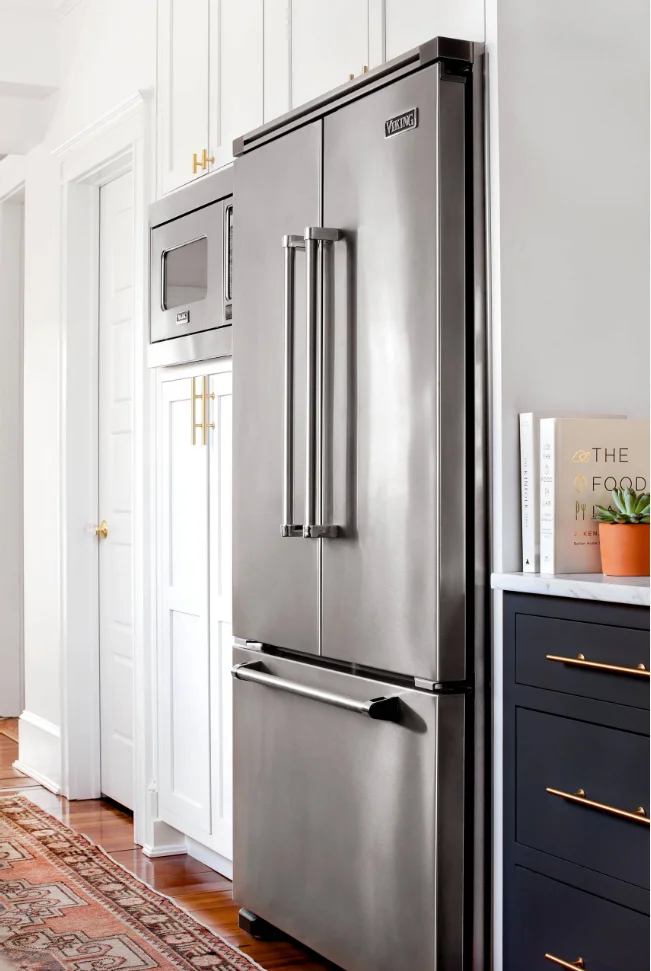 Daewoo Electronics FRS-u20 fet. Холодильник двухдверный Side by Side в интерьере. Двухдверный холодильник в интерьере. Большие холодильники в интерьере.