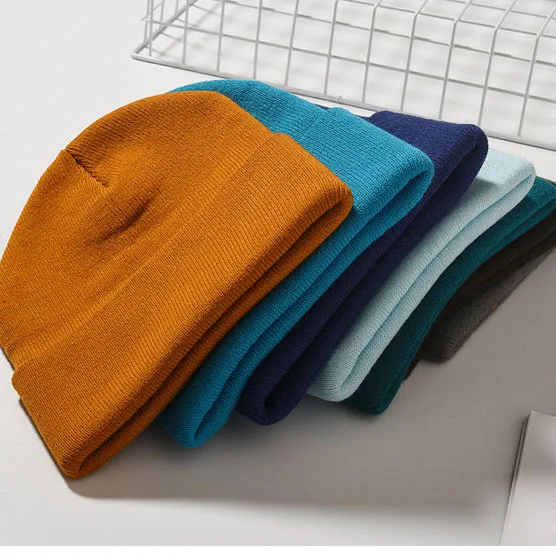 
High quality cheap long ribbed acrylic cuffed plain custom knitted beanie with woven label 