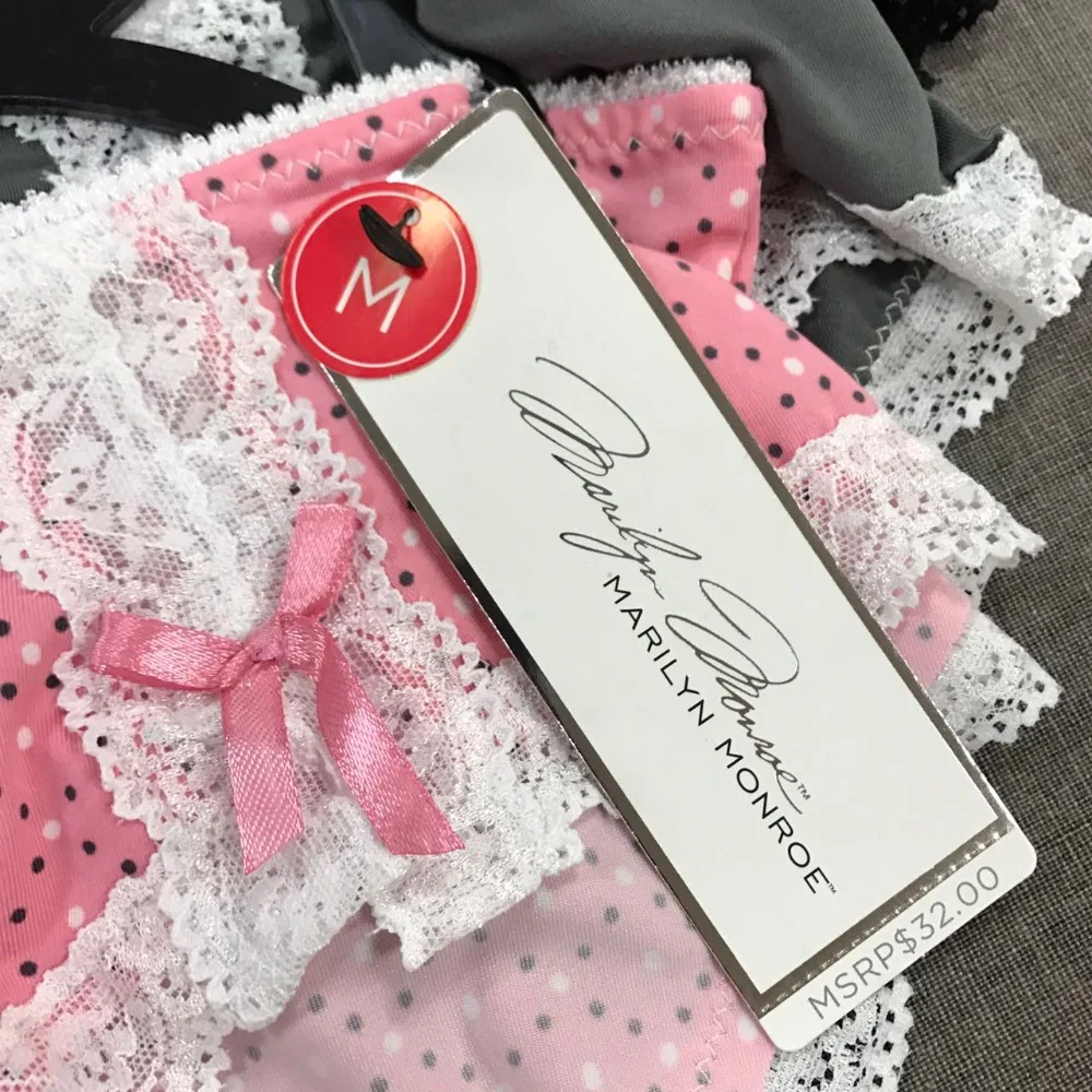 
Marilyn Monroe three - piece suit and sexy panties 