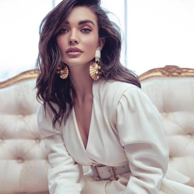 

ins chic dainty exaggerate big acrylic diamond metal alloy earrings female European fan shell seashell beach mussel earrings, Picture