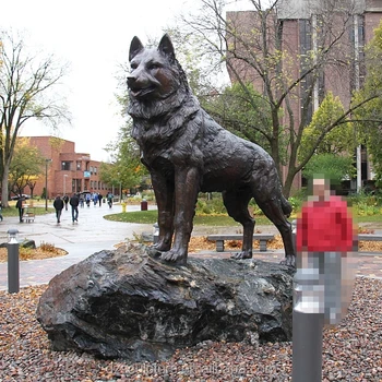 malamute statue