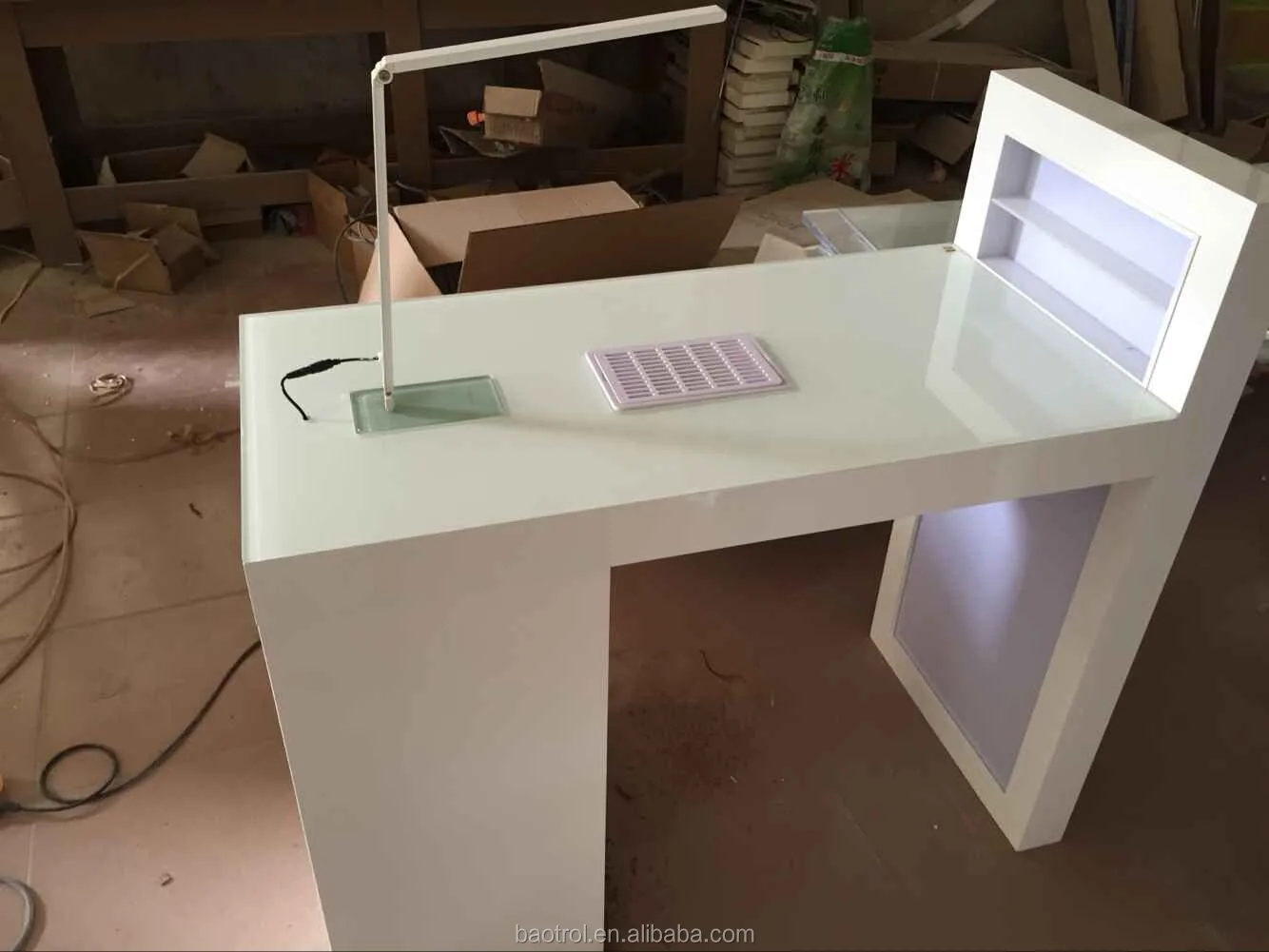 Маникюрный стол с подсветкой