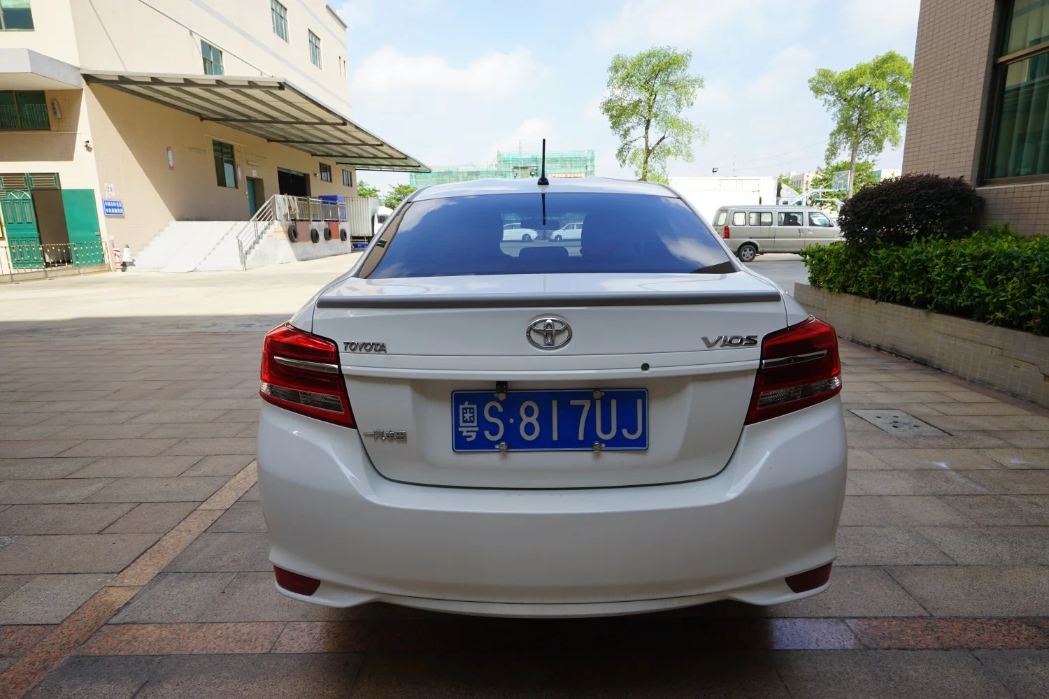 ty035d yaris 2014 spoiler.JPG