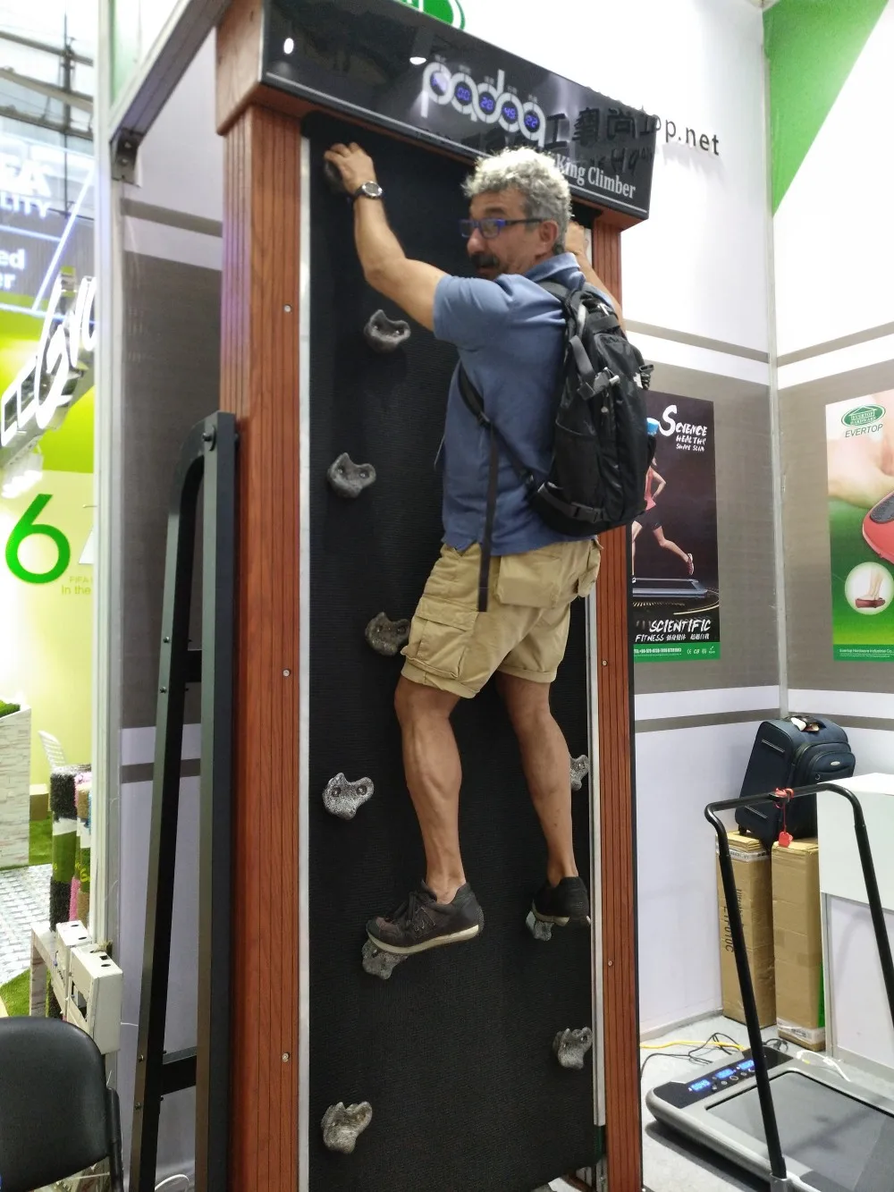 用于健身房和家庭使用的攀岩机