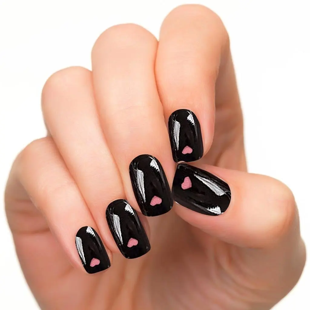 Ногти с черными сердечками