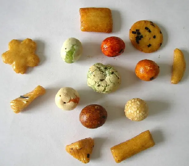 
Rice crackers and coated peanuts mix 