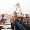 Continuous Mobile Vertical Screw Type Ship Unloader 800Tph For Coal And Cement Loading And Unloading