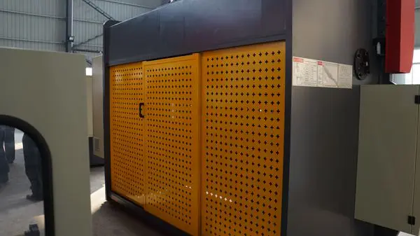 Used Small Wc67K Cnc Electric 200Ton Press Brake For Sale