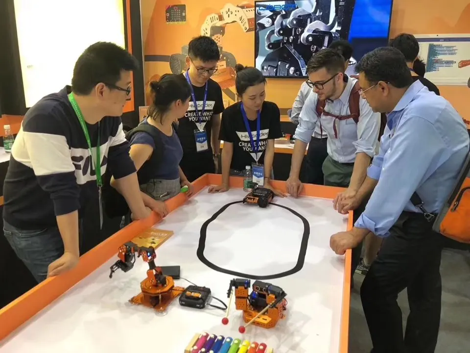 Ensemble éducatif de soutien-gorge programmable Hiwonder Robot avec logique / PC / scie, servo et soutiens-gorge en métal