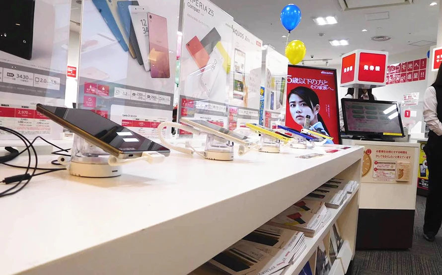 cell phone store.jpg