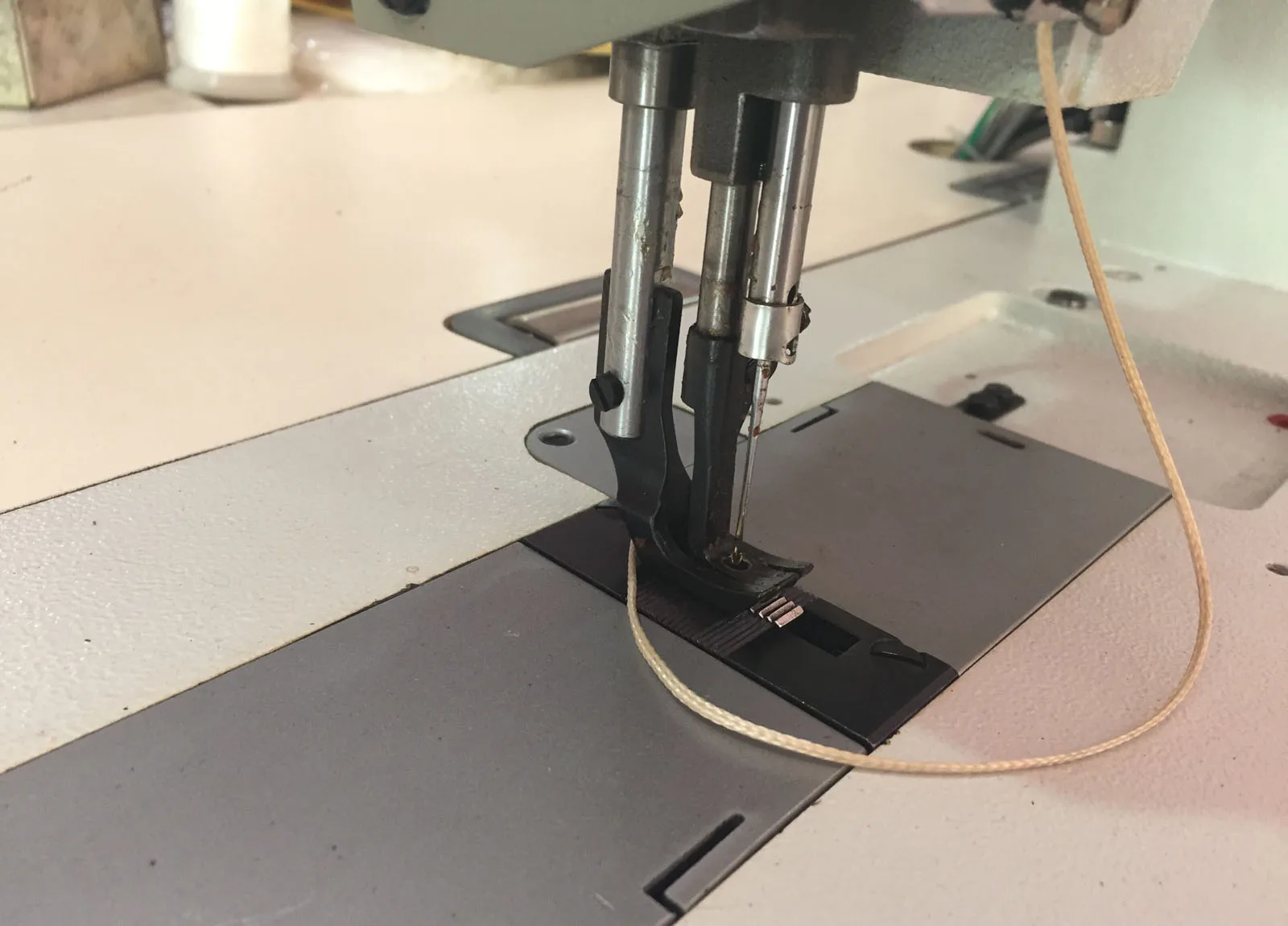 Single Needle Flat Bed Compound Feed Heavy Duty Material Sewing Machine