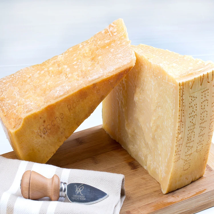Итальянские сыры купить. Сыр Пармиджано Реджано. Итальянский сыр пармезан. Сыр в сыре пармезан. Сыр пармезан структура.