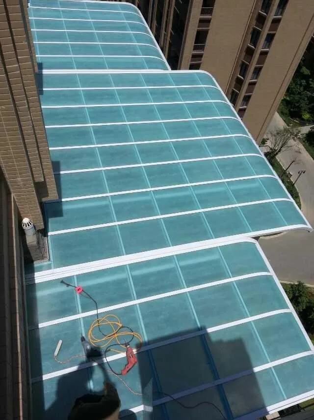 带聚碳酸酯屋顶的雨棚天井天篷