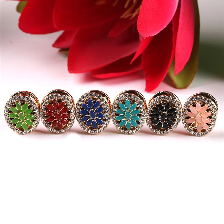 

Women Scarf Hijab Magnetic Brooch Colorful Crystal Rhinestone Round Flower Magnet Brooch For Muslim, Picture shows