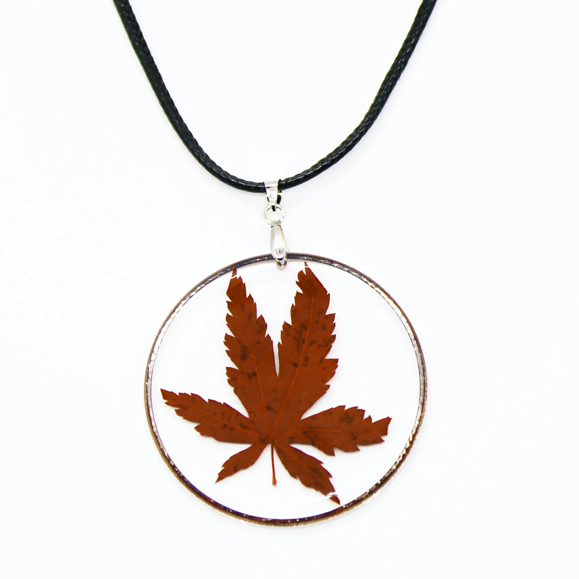 

Wholesale Custom Romantic Maple Leaf Jewellery Women Round Pendant Maple Leaf Necklace For Men