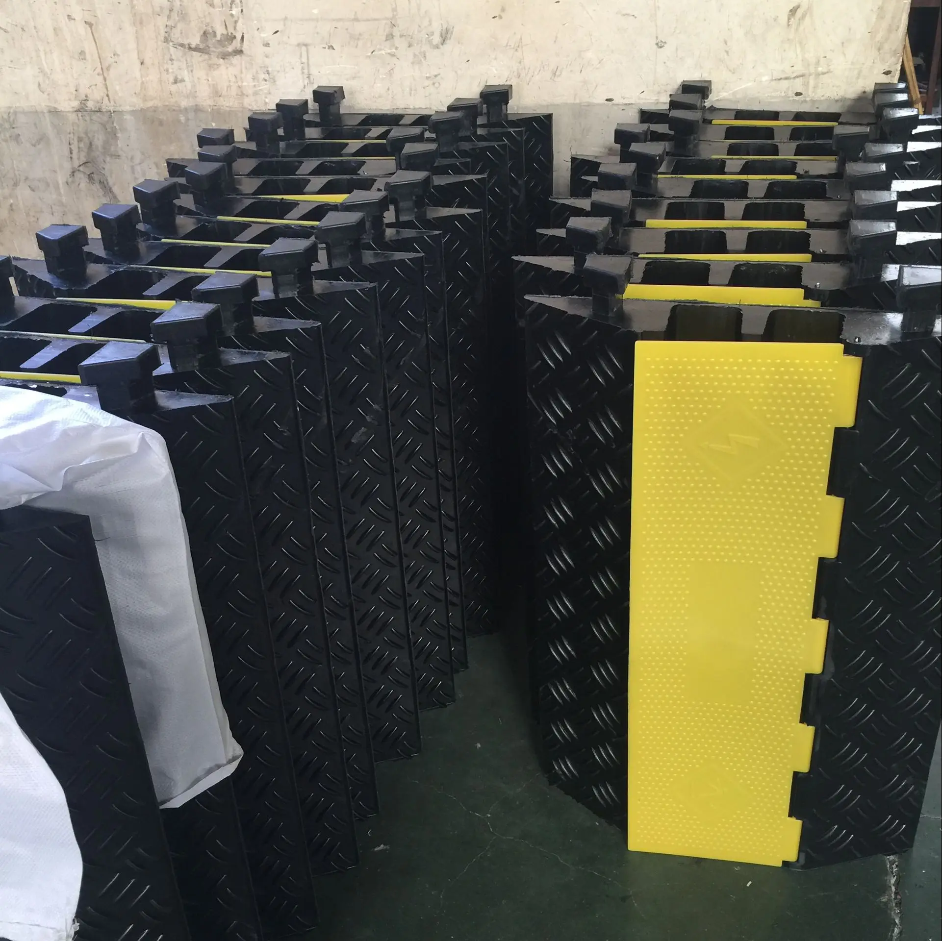 Channel Heavy Duty Outdoor Truck Use Loaded Rubber Road Cable Ramp