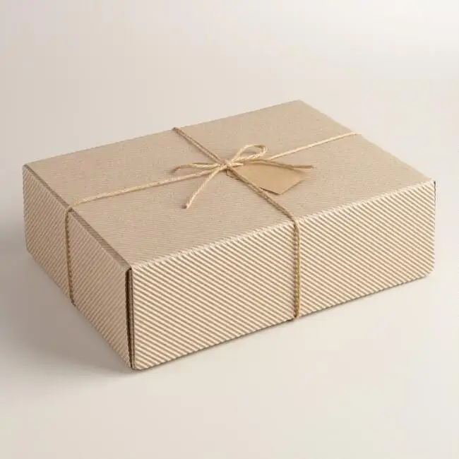 Подарки и упаковка. Подарки и упаковка. Праздничные коробки для подарков. Упаковка подарка в крафтовую бумагу. Упаковка подарка 18.